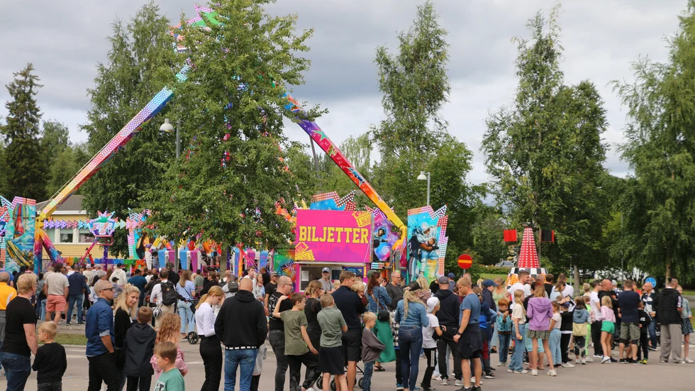 Många var på plats för att åka karuseller. Insändarskribenten tycker det är roligt att PDOL äntligen är tillbaka igen.