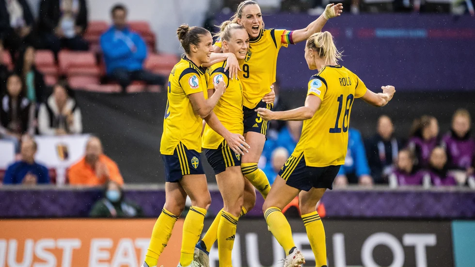 Stina Blackstenius kramas om efter målet som inte blev ett mål efter att VAR-domaren sagt sitt. Thomas Augustsson tror och hoppas att Sverige får fler anledningar till att fira innan EM är slut. 