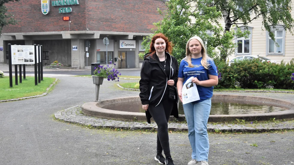 Karoliina Vanhapiha och Elsa Slagner Asplund jobbar för att öka valdeltagandet i Haparanda.
