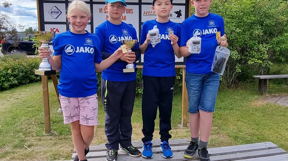 Eskilstuna Bangolf spelade hem fem medaljer i ungdoms-SM. Från vänster i bild, Hilda Gustavsson Ekebom, Emanuel Lippert, Jacob Liljenstolpe och Albin Gustavsson Ekebom.