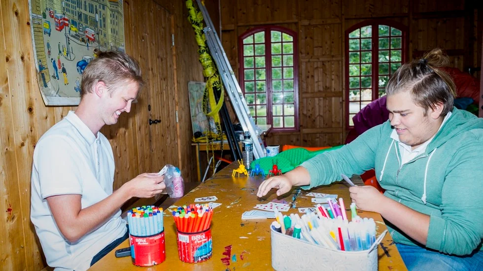 Anton Larsson och Daniel Nilsson leder Sommarskoj i Säfstaholms slottspark.