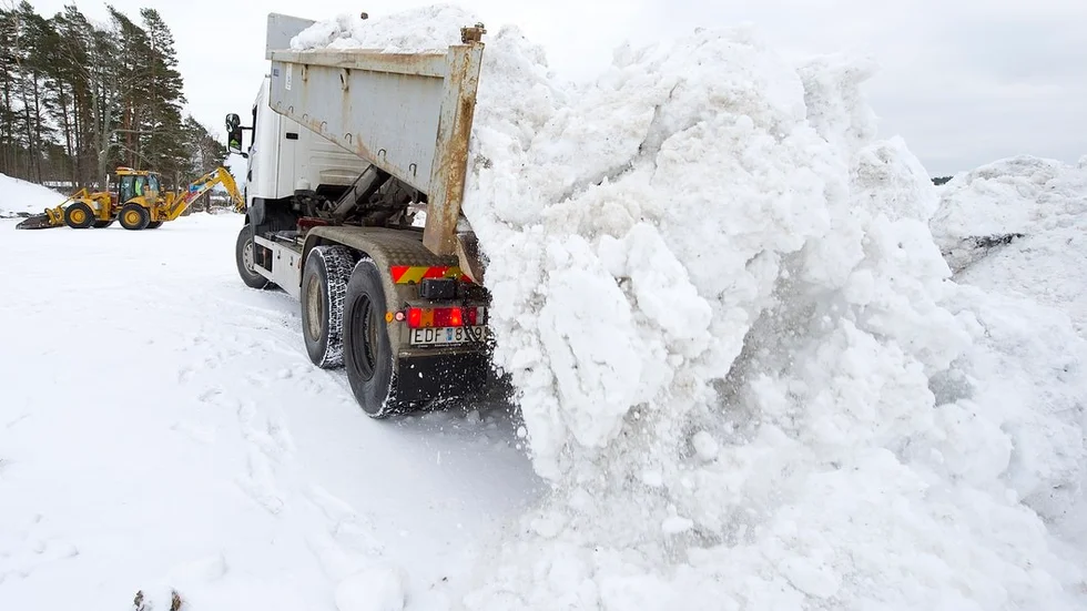 Ett relativt vanligt klagomål är vems ansvaret är om det bildas en snövall vid ens infart efter att kommunen plogat. Svaret är att fastighetsägaren själv ansvarar för att få bort snön. Bild tagen vid bortforsling av snö på Strandvägen i Trosa februari 2013.