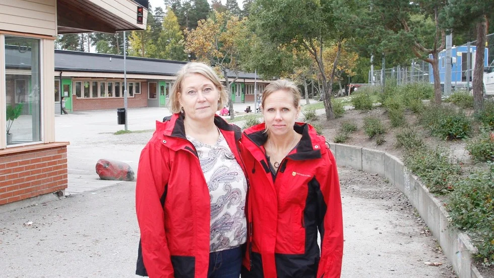 Carina Tinker och Anna Lindgren, rektor respektive biträdande rektor på Finningeskolan, oroas över trafikkaoset som uppstår på Brunnsvägen runt klockan åtta varje vardagsmorgon.