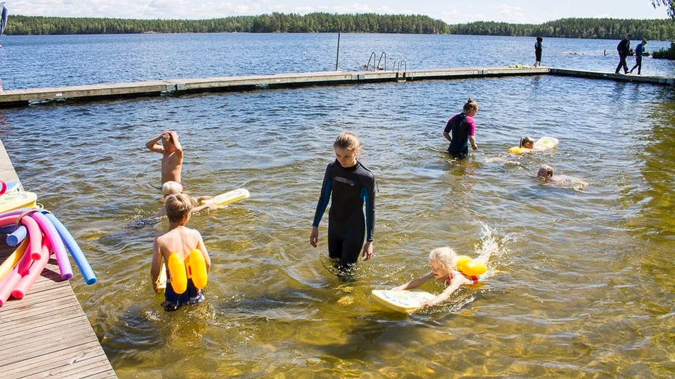 Dagens andra grupp har precis börjat sin simträning. Simassistent Ella Örnehed hjälper barnen.