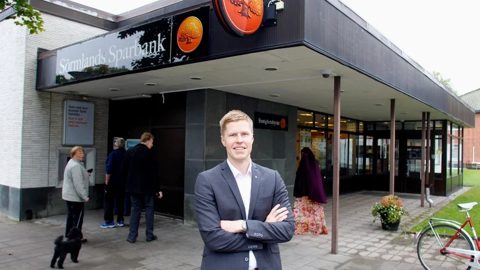 Bankchef Jim Lindström kan nöjt konstaterar att Sörmlands sparbank nu avsätter 250.000 kronor för aktiviteter inom kommunen som innebär att det "händer saker".