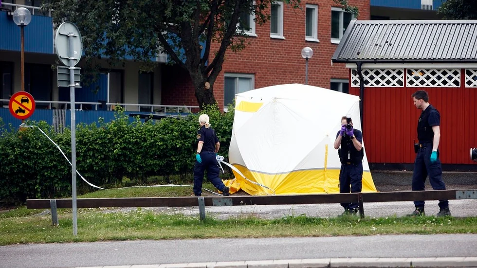 Mannen hittades av en man och en kvinna som gick till ambulansstationen på andra sidan gatan och slog larm.