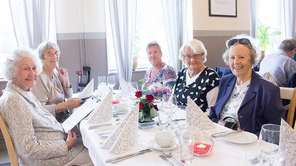 Damerna försitter inte en möjlighet att fira. Kerstin Eklöf och Karin Wigertz (till vänster vid bordet) och Marianne Westlund, Ingrid Hellqvist och Ylva Arestad (ytterst) till höger.