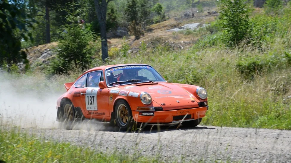 Eskilstuna MKs Per Göthberg tog hem totalsegern i Midnattssolsrallyt. I kartläsarstolen hade han Andreas Svedberg från Julita.