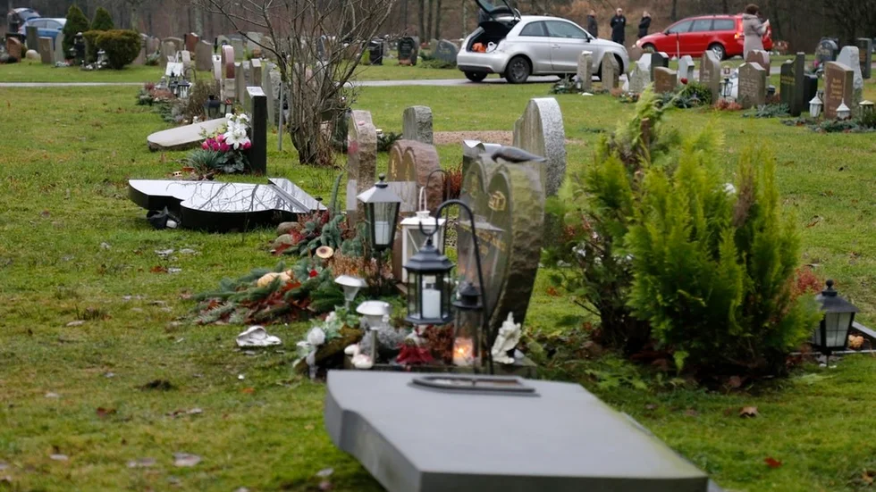 Kyrkogården i Mariefred har åter hemsökt av vandaler (bilden har inget med artikelns innehåll att göra).