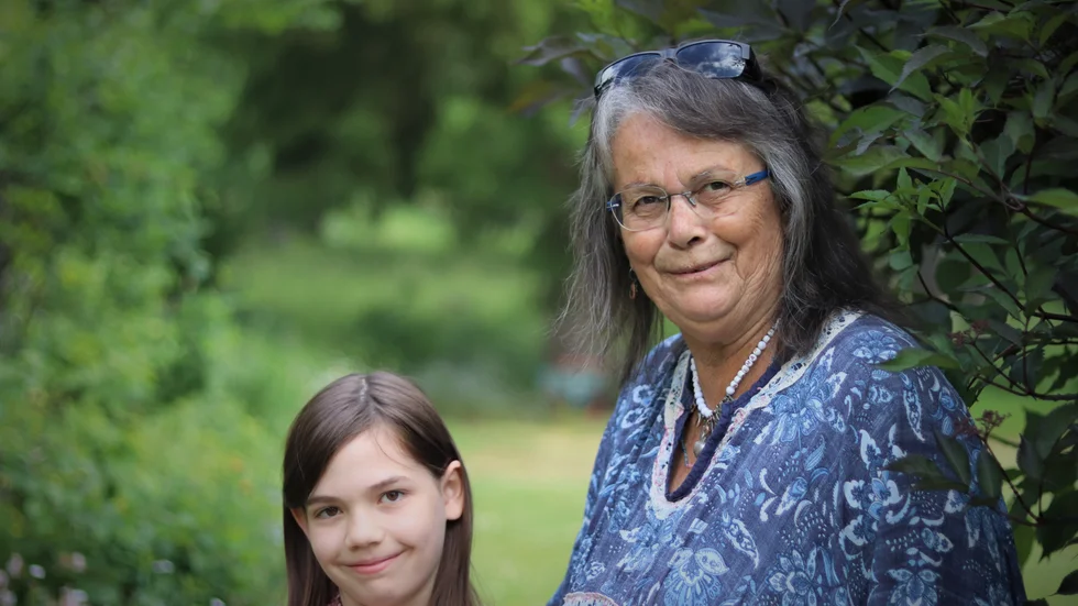 Minka Erikssons har anlagt en fantasifull trädgård. Här syns hon tillsammans med barnbarnet Hedda, 9.