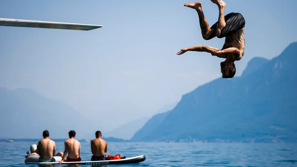 Badglädje i Genèvesjön i mitten av juni i år. Men den typen av illustration av en värmebölja kan vara problematisk, enligt en forskare.