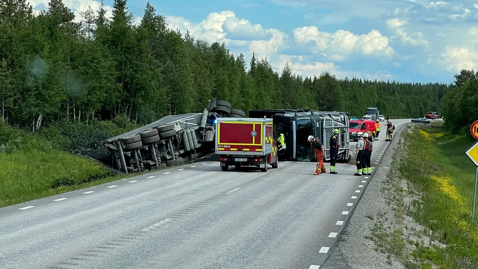 Singelolycka på E45:an mellan Vittangi och Svappavaara. Lastbil med malmlast blockerar vägen.