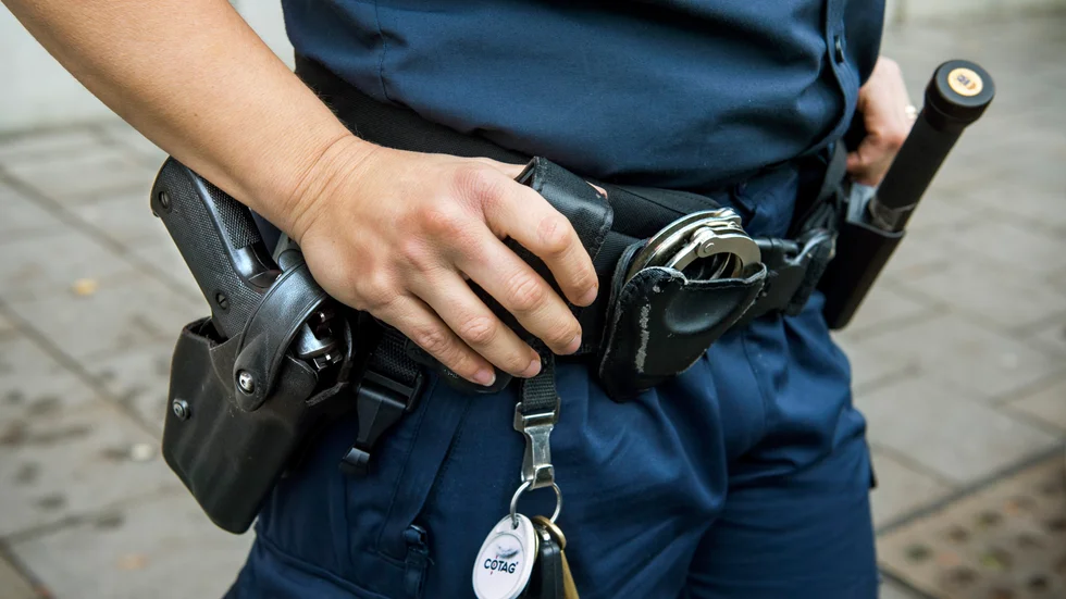 En man ska ha haft ett vapenliknande föremål på sig i centrala Piteå under natten. 