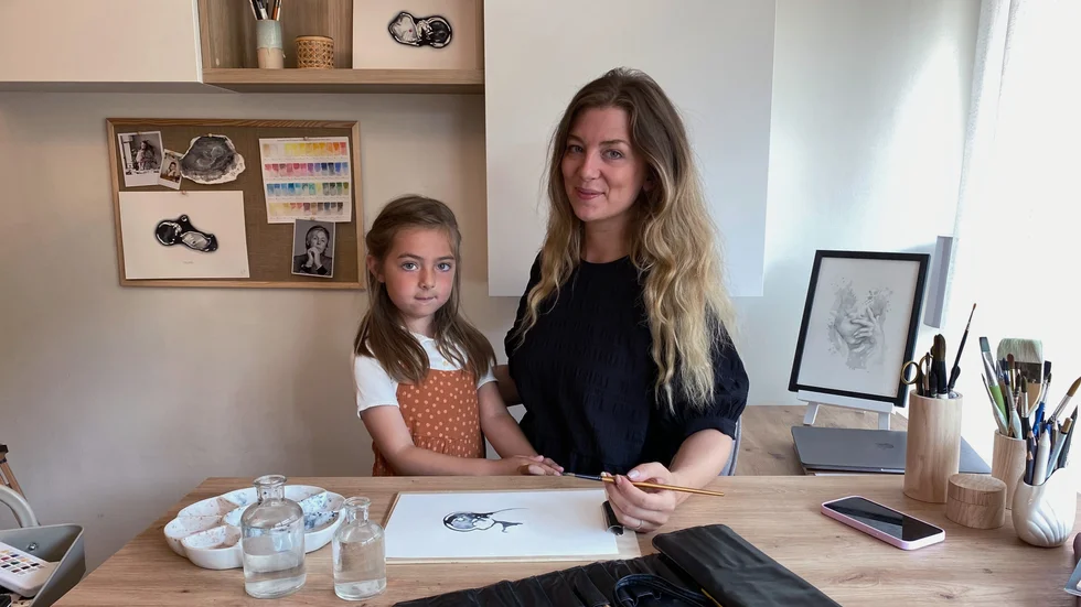 Det var konstnären Caroline Eklöfs första ultraljud av dottern Filippa, nu 7 år, som inspirerade henne att börja måla ultraljudsporträtt.