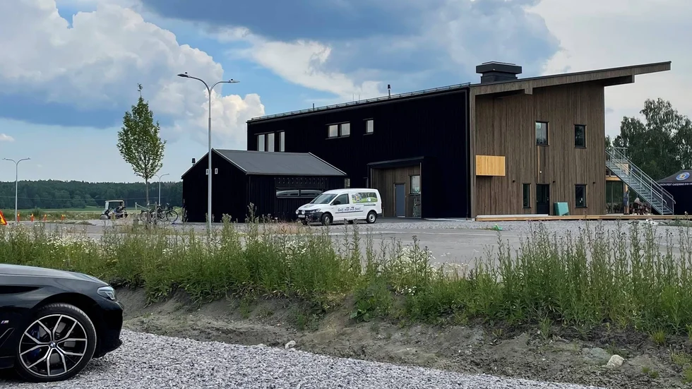 Eskilstuna GK ska betala en sanktionsavgift på 303 177 kronor på grund av att de anordnat en parkeringsplats utan bygglov.
