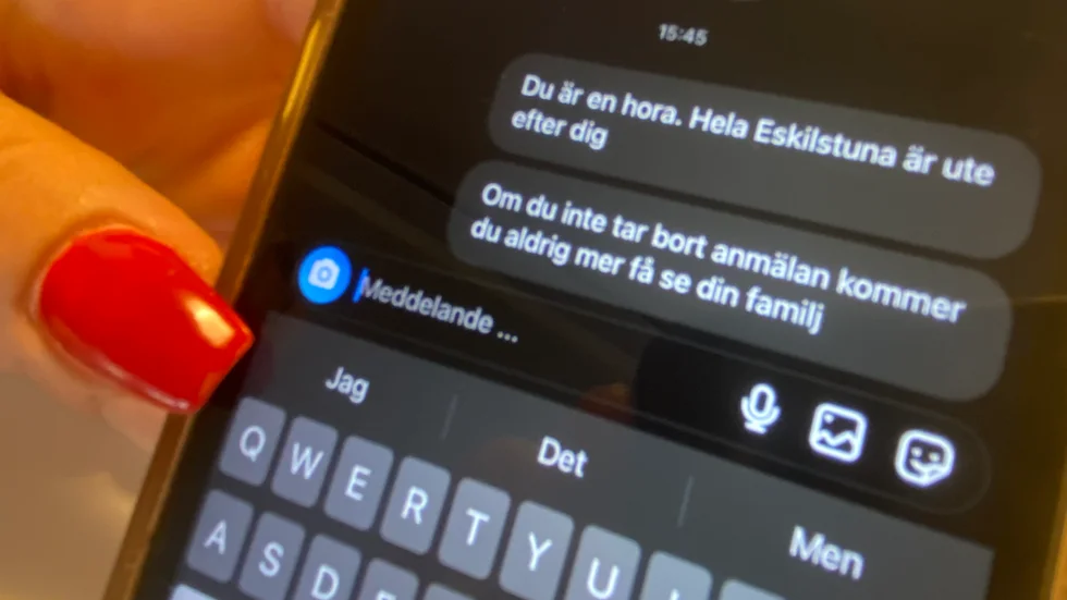 De hotfulla meddelandena såg ut att komma från pojkvännen men var skrivna av kvinnan själv. Bilden är arrangerad utifrån formuleringar som nämns i domen.