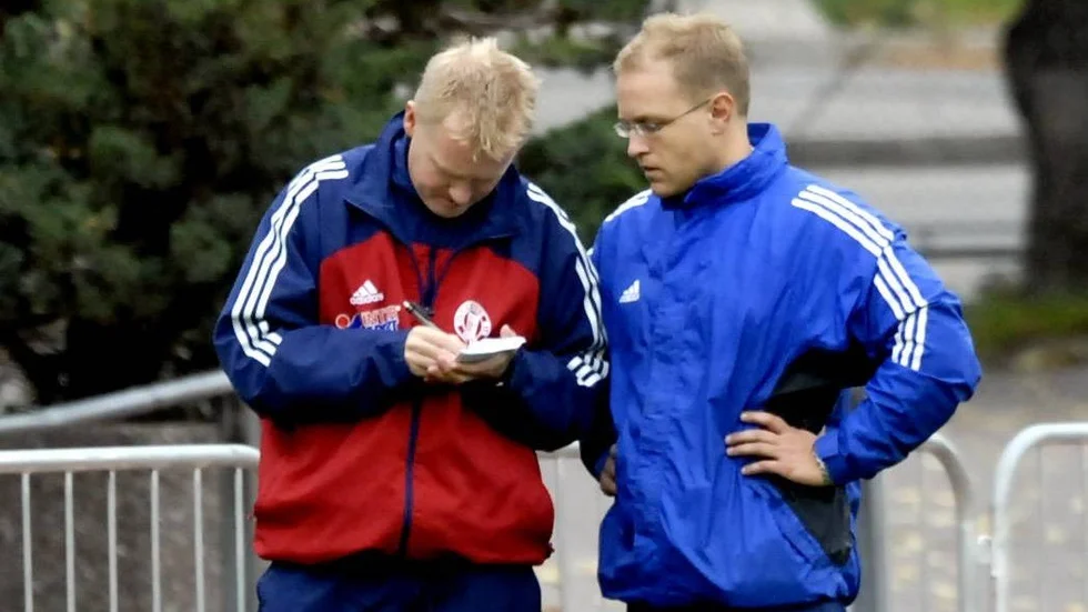 Fredrik Jansson (blå overall) tillsammans med Stefan Fredriksson när de tränade Bissarna för ett antal år sedan. Nu går Fredrik in som tränare i NBIS och TVSK:s seriekonkurrent Värmbols FC.