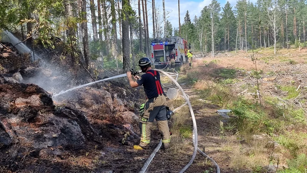 Räddningstjänsten arbetar med blötläggning.