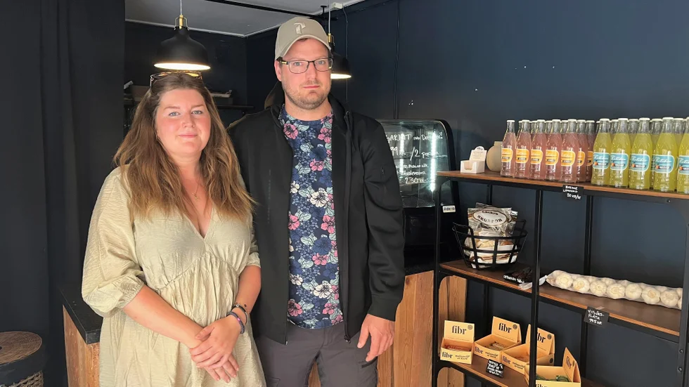 Moa Pettersson och Oskar Häggkvist har tagit över gårdsbutiken Naturfantasten i Öregrund.