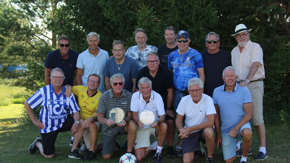 Piteå Uniteds sommarträff hos nestorn Hans Fredriksson i Öjebyn. Stående från vänster Thomas Nordberg, Sören Bergvall, Erik Berglund, Tomas Olovsson, Leif Strandh, Mikael Bohman, Hans Öhman, Glenn Levander och Christer Pettersson. Nedre raden från vänster: Tomas Hultberg, Christer Wennberg, Håkan Dunger, Hans Fredriksson, Anders Bogren och Kenneth Öhman. 