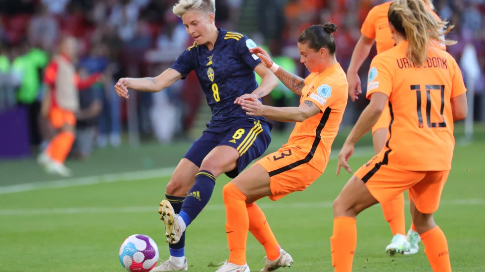 Varken Lina Hurtigs Sverige eller Sherida Spitses Nederländerna är klart för EM-kvartsfinal inför avgörandet i grupp C.