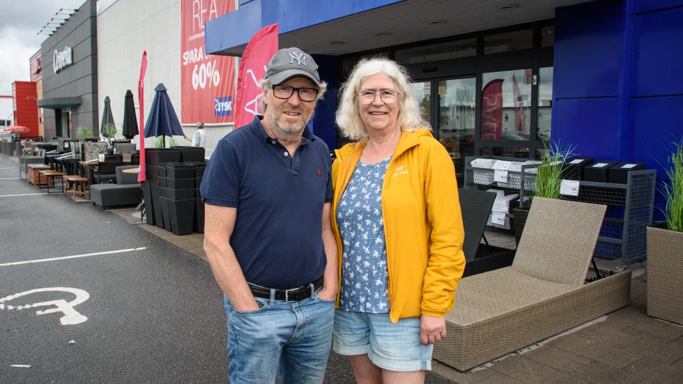 Ole-Christian Simonsen och Gudrun Simonsen är på väg in på Jysk för att köpa en tamburmajor. "De hade den inte i Bodö, men här finns den", säger Ole-Christian.