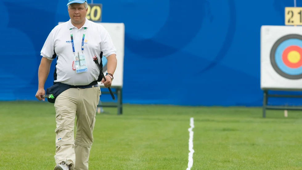 Anders Fredriksson, bågskyttetränare, som hyllar Tilde Ottosson. Fredriksson har en lång bakgrund inom bågskyttet, bilden från Bildbyrån är från ett Paralympics.