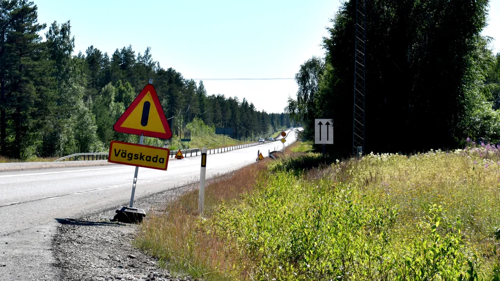 Skyltning som varnar för vägskada. Vägen återfinns i Sveriges näst sämsta län, Västerbotten.