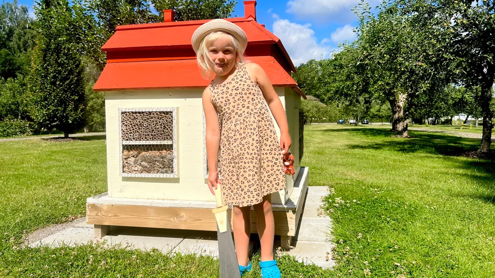 

Tyra Moqvist, 4, från Katrineholm är lycklig över att få tillbringa sitt sommarlov bland sina legobitar i olika färger och former och bygga spännande saker.
