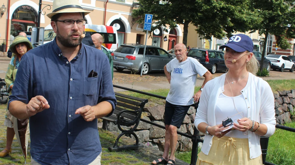 Sverigedemokraternas partiledare Jimmie Åkesson och nuvarande EU-parlamentarikern Jessica Stegrud inledde sin Göta kanal-turné i Söderköping på fredagen.