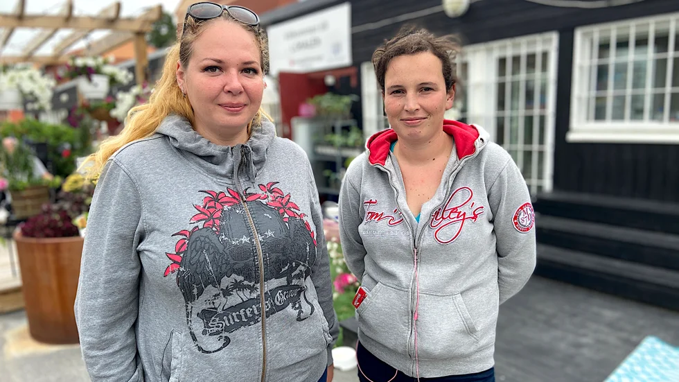 Ukrainska flyktingarna Olena Voroschenko och Kseniya Homenko åker från Kila utanför Sala till Enköping för att få mat från Matbryggan.