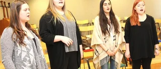 Gammal som ung sjunger in luciafesten