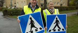 Nu leder Fru Gårman flanörer över vägen