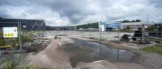 Ruinen efter tennishallen står kvar