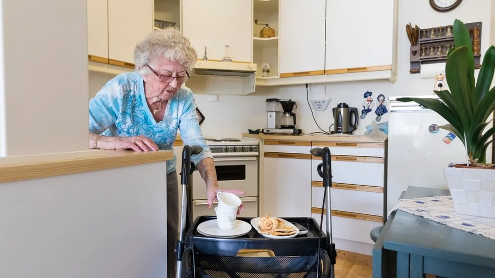 När man blir äldre, skör och kanske orolig är det som viktigast att välfärden fungerar, att människovärdet upprätthålls och att äldreomsorgen går att lita på, skriver Marita Göranssson (KD) och Margareta Eriksson (KD). FOTO: KALLESTAD, GORM