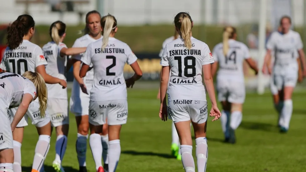Målskytten Mimmi Larsson och de andra i United jublar efter fullträffen som betydde 3–0.