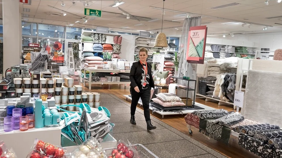Det gamla ut och det nya in. Julen är precis över och redan växlar varuhusets utbud över till vårvaror. "Vi måste hela tiden ligga före, när den 24 december har passerat bör våra julvaror vara slut", berättar Elina Fälth, varuhuschef på Åhléns i Katrineholm.