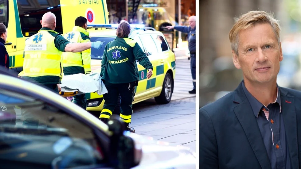 Systembolagets presschef Lennart Agén följer utvecklingen kring arbetsplatsolyckan där två klämdes fast när de skulle leverera ett kassaskåp till Systembolagets nya lokaler i Eskilstuna. Foto: Niklas Holm /Pressbild Systembolaget