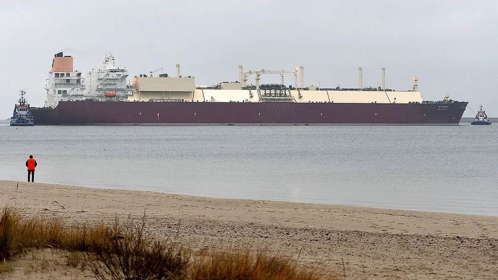 Debatten om planerna på en LNG-terminal fortsätter, nu med ett svar från S på en tidigare insändare från C. På bilden ett fartyg som transporterar naturgas till Polen. FOTO: LUKASZ SZELEMEJ