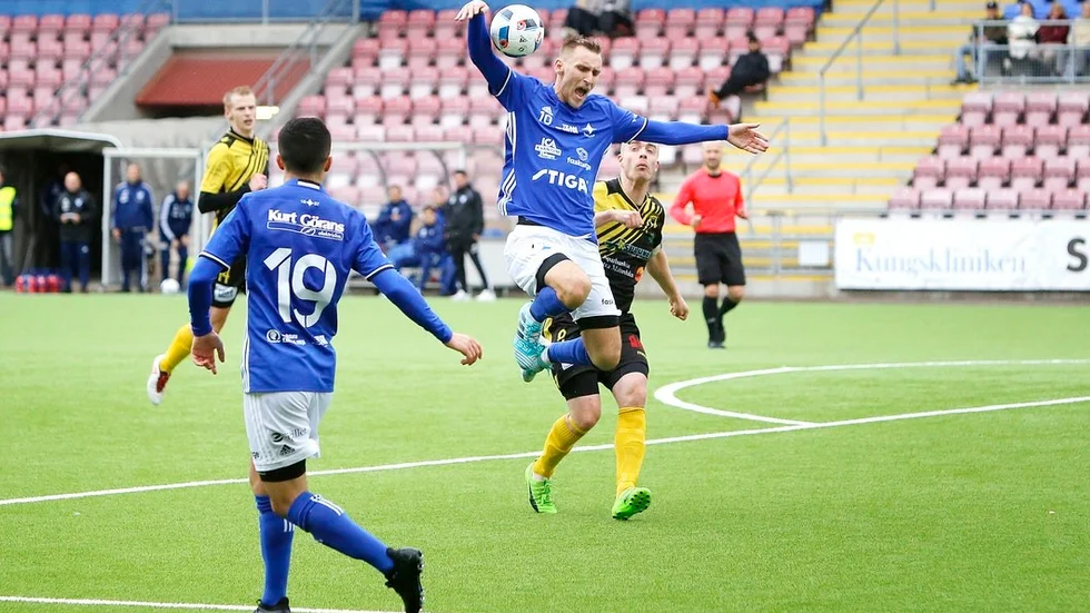 Adnan Cirak (närmast bollen) och IFK Eskilstuna blev nollade bort mot Yxhult.