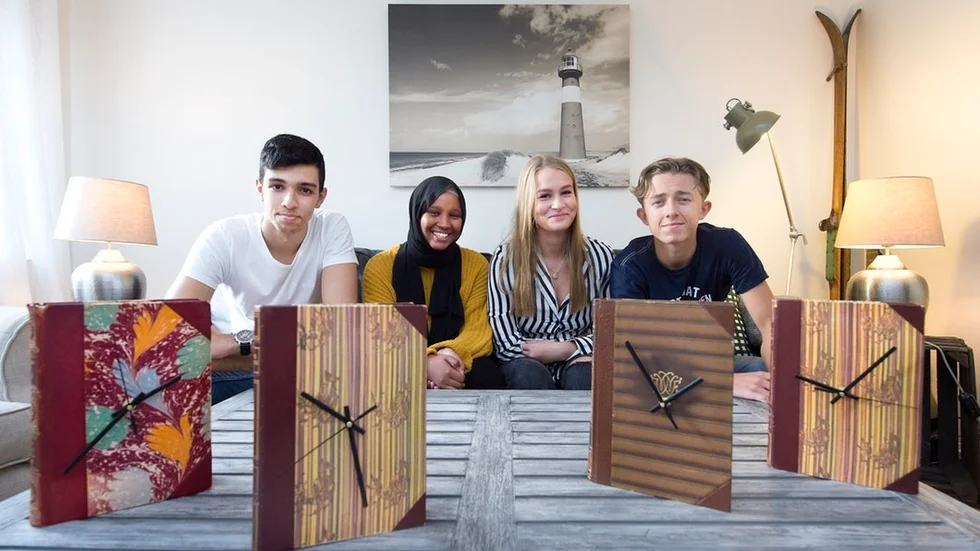 De fyra 16-åriga eleverna Pedram Khanghahi, Yusra Ali, Tyra Bohman och Oskar Ekblom, från Nyköpings Enskilda gymnasium, driver skolföretaget "Kunskapsklockan".