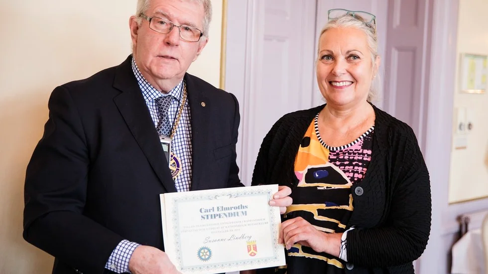 Lars Westerdahl Rotary överlämnar Carl Elmroth stipendiet till innehavaren av modebutiken Topaz, Susanne Lindberg.