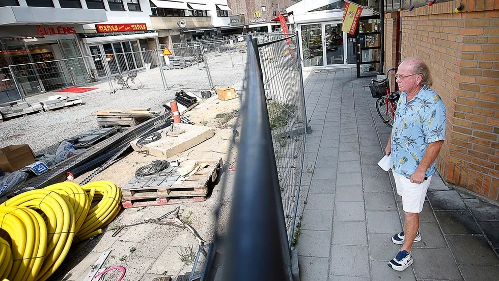 Sven Stapel, ägare på Papas tapas, blickar ut över det byggarbete som hade kunnat försätta restaurangen i konkurs.
