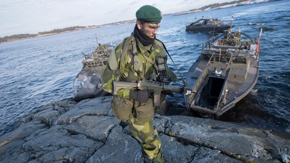 Aurora 17 är den största militära övningen i Sverige på 25 år. Är Sverige på väg att outsourca landets försvarsförmåga? frågar Vänsterpartiet.