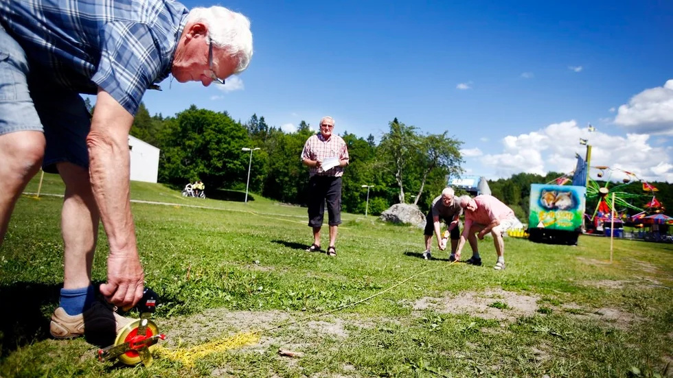 Förberedelserna pågår för fullt inför Vilsta marknad i helgen. Lennart Lundkvist, Karl-Eric Liberg, Sten-Åke Liberg och Paul Karlsson har fullt upp att markera var knallarna ska stå.