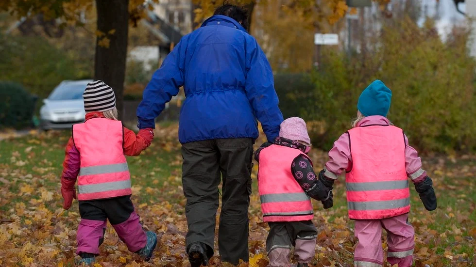 Det borde vara standard för arbetsgivare inom barnomsorgen att tillhandahålla funktionella arbetskläder, skriver Tobias Baudin och Maj Karlsson, Kommunal.