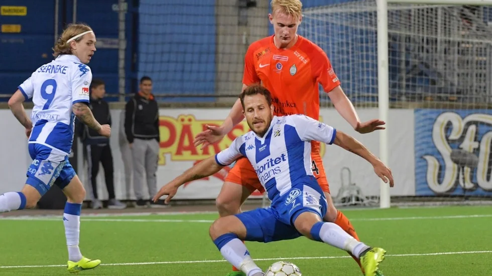 Tobias Hysén i en närkamp med Ludvig Öhman Silwerfeldt.