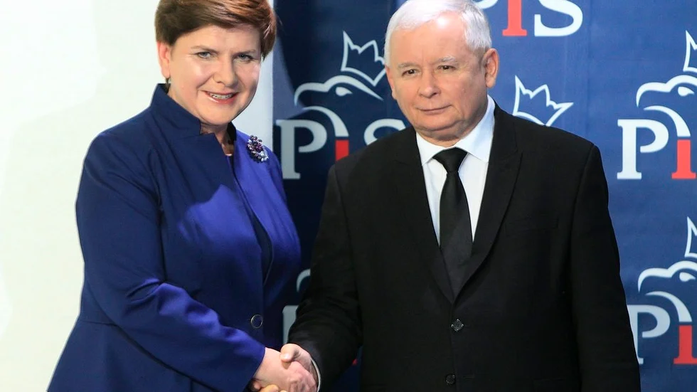 Politiseringen av domstolsmakten i Polen drivs fram av den nationalkonservative partiledaren Jaroslaw Kaczynski (th) med regeringen och statsministern Beata Szydlo (tv) som verktyg för partiets maktstrategi.