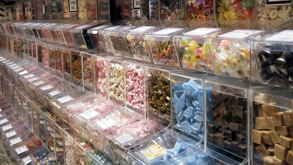 Godissuget slår till ibland och fyra personer misstänks ha stulit godis utan att ha betalat för sig. (Godiset på bilden är från en annan butik, vid ett annat tillfälle.)