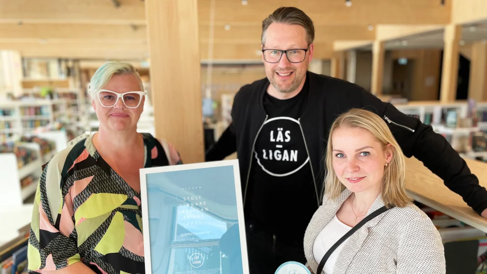 Malin Green Eliasson och Linda Fredriksson får priset av Mikke Ejrevi.